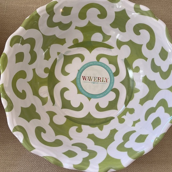 Set of four scalloped edge melamine bowls by Waverly. New with tags. - Picture 2 of 5